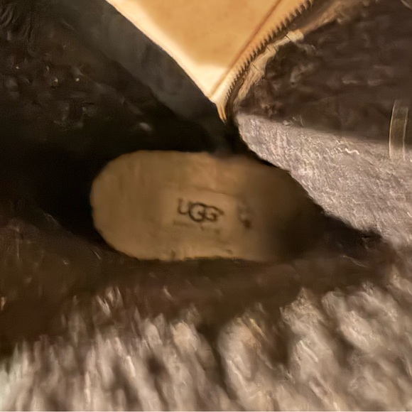 UGG. Black boots. Size 8. - Picture 8 of 11